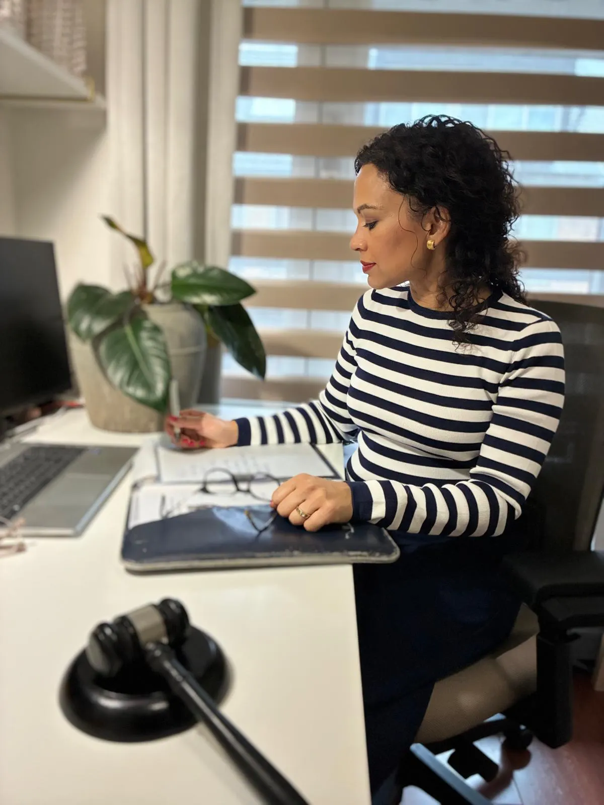 Angela bereidt een persoonlijke trouwceremonie voor
