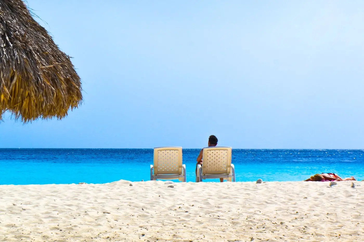 Strand met ligbedden op Curaçao