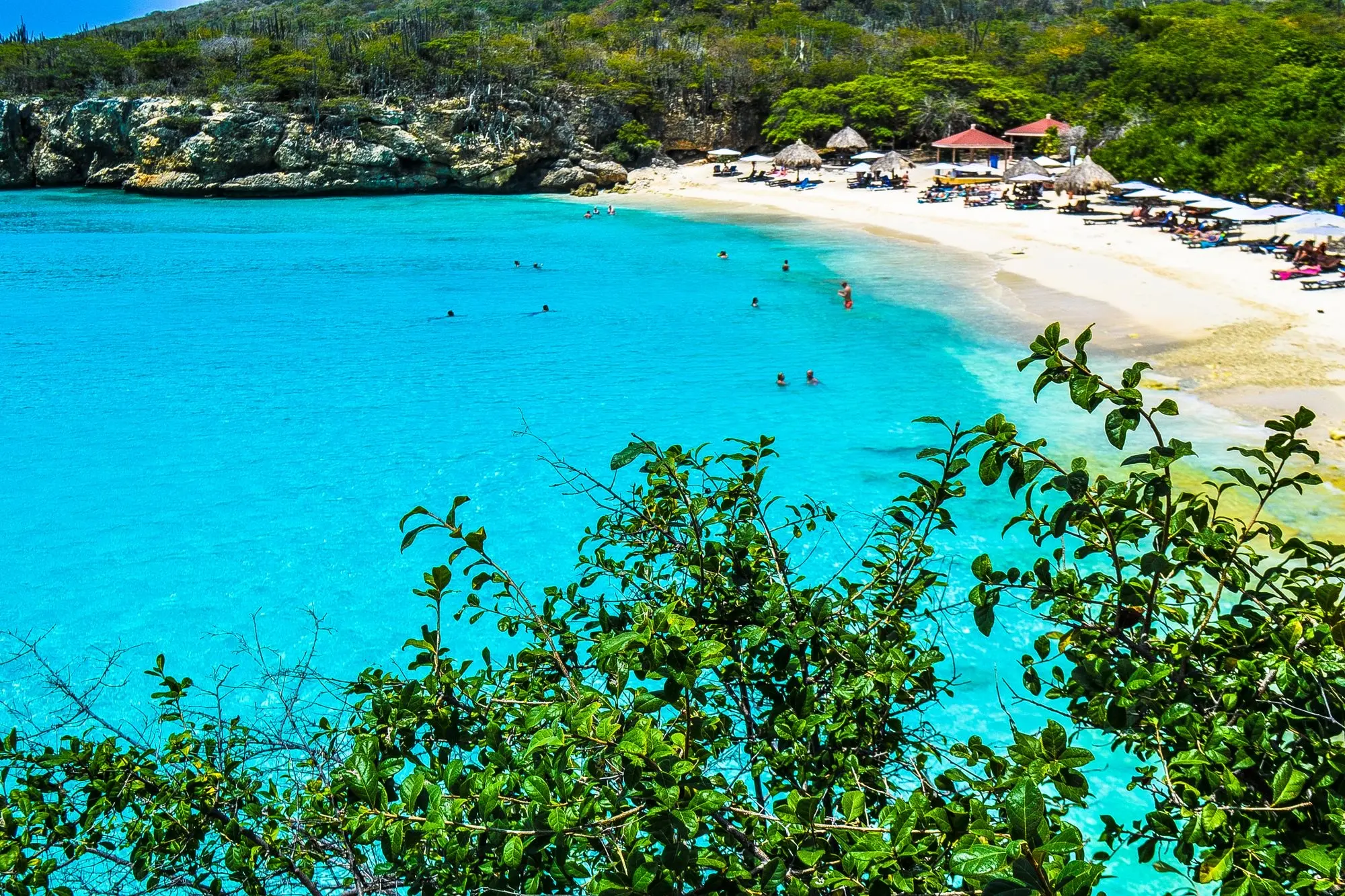 Turquoise baai met wit strand op Curaçao
