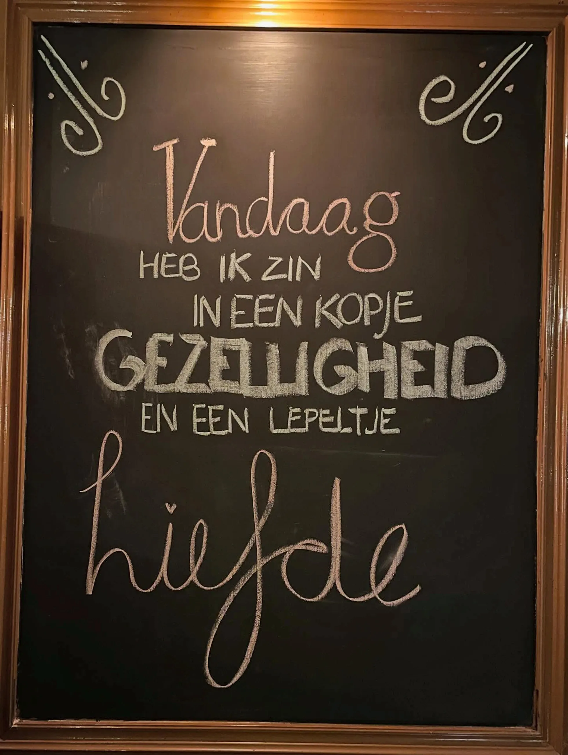Krijtbord met de tekst: vandaag heb ik zin in een kopje gezelligheid en een lepeltje liefde