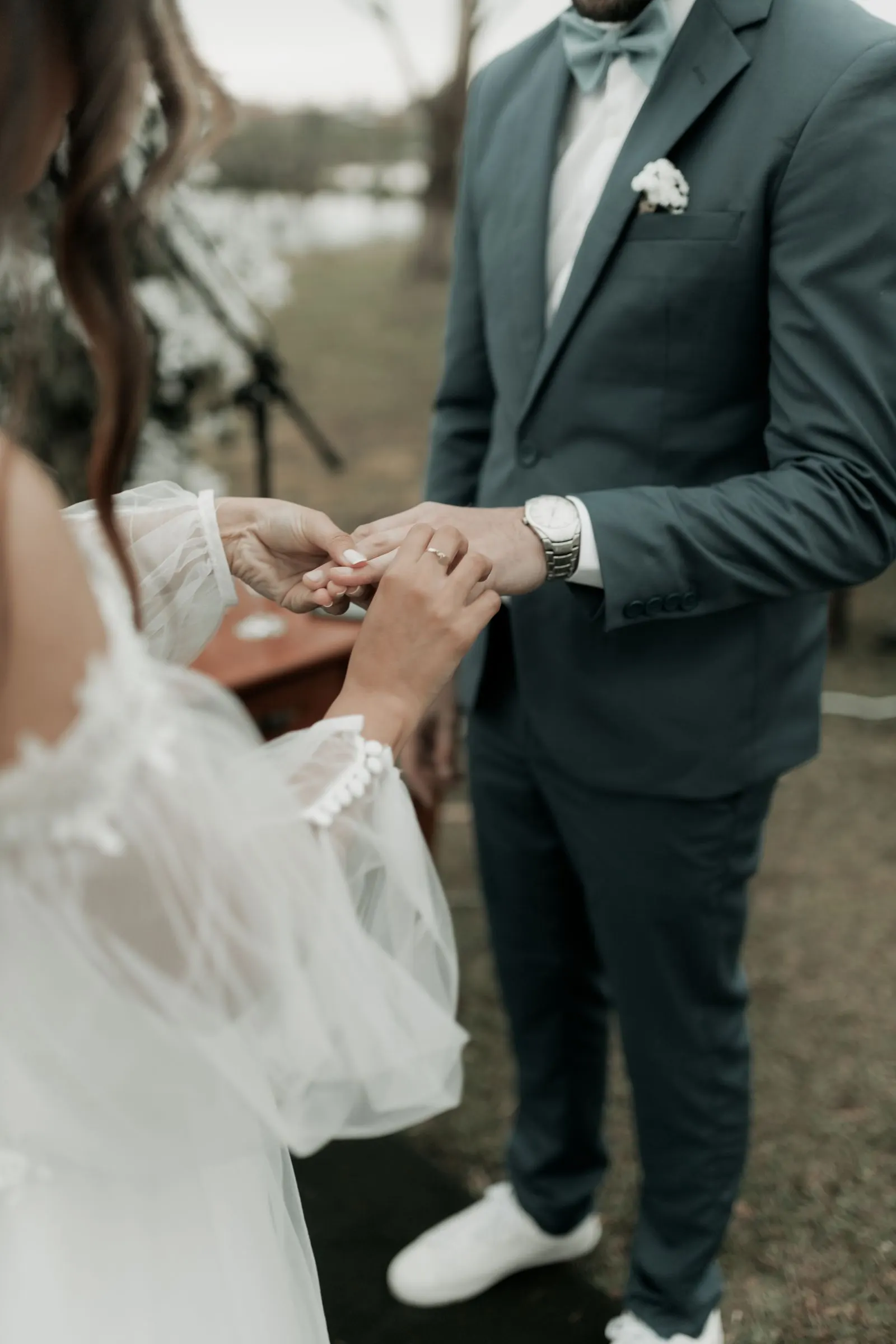 Paar dat elkaar opnieuw de ringen geeft