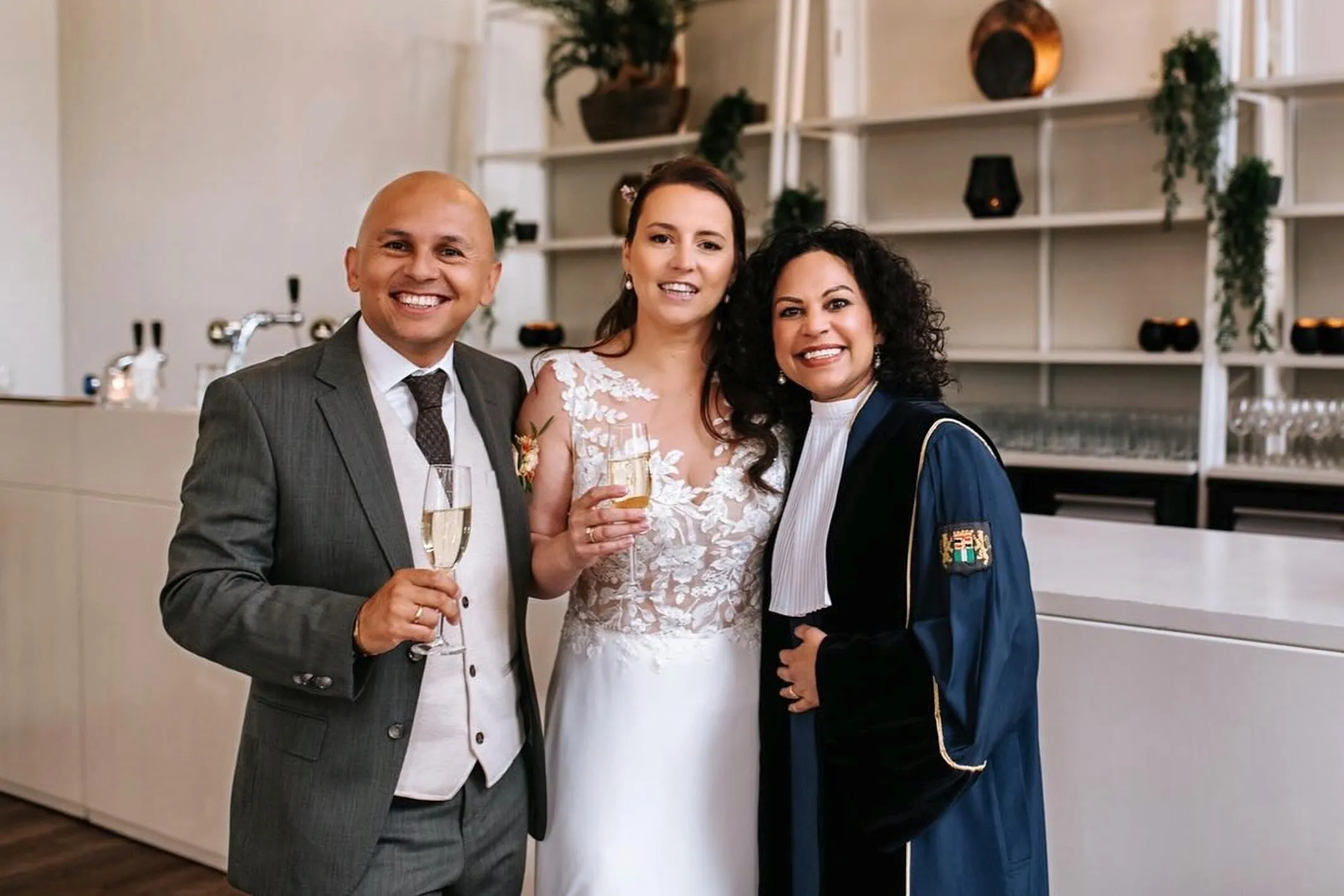Angela samen met het stralende bruidspaar na de ceremonie